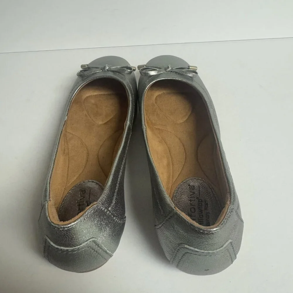 Comfortiva Womens Keegan Flat Grey/Gold Size 7.5 M